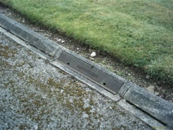 www.draindomain.com_linear_drains_kerbing